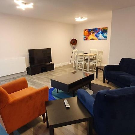 Garland Modern Spacious Apartment, Brentwood 1 ภายนอก รูปภาพ