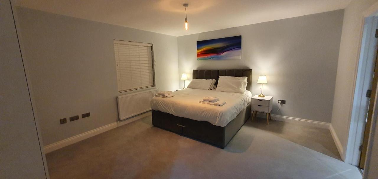 Garland Modern Spacious Apartment, Brentwood 1 ภายนอก รูปภาพ