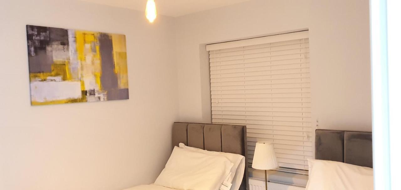 Garland Modern Spacious Apartment, Brentwood 1 ภายนอก รูปภาพ