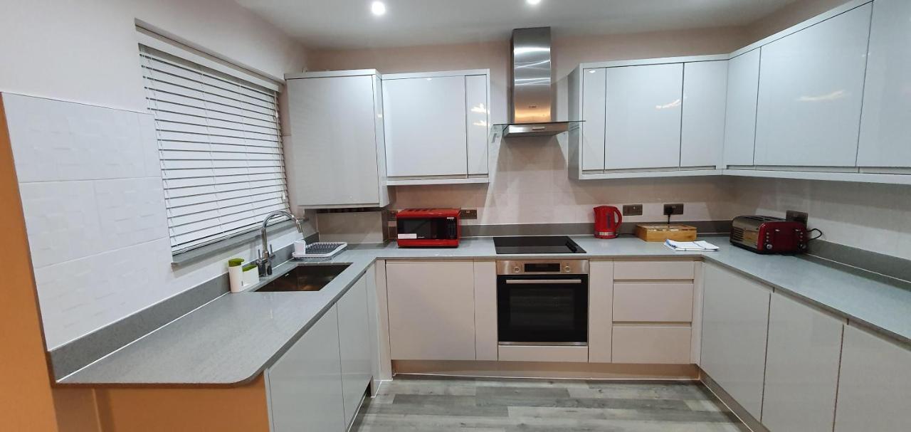 Garland Modern Spacious Apartment, Brentwood 1 ภายนอก รูปภาพ