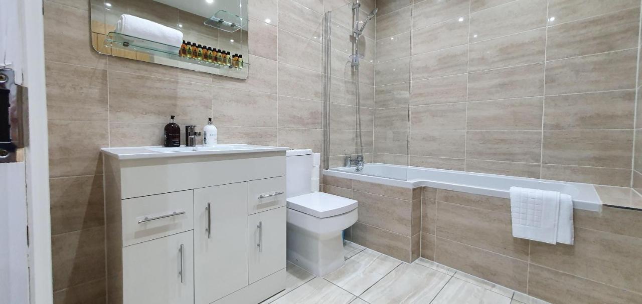 Garland Modern Spacious Apartment, Brentwood 1 ภายนอก รูปภาพ