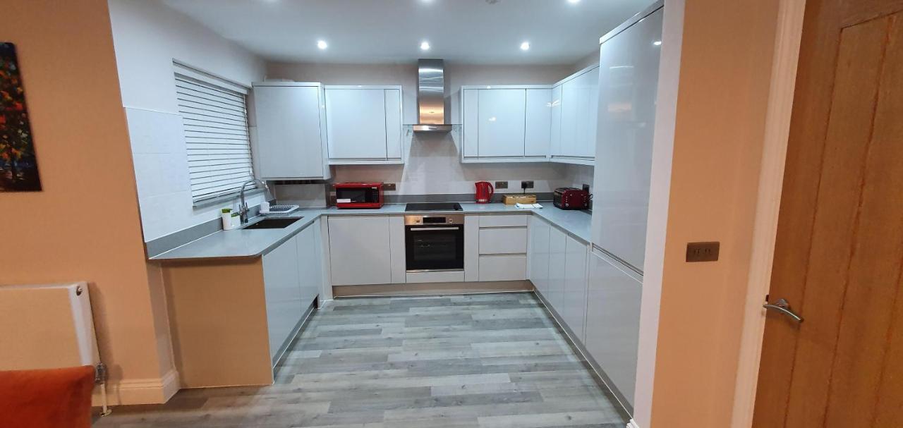 Garland Modern Spacious Apartment, Brentwood 1 ภายนอก รูปภาพ