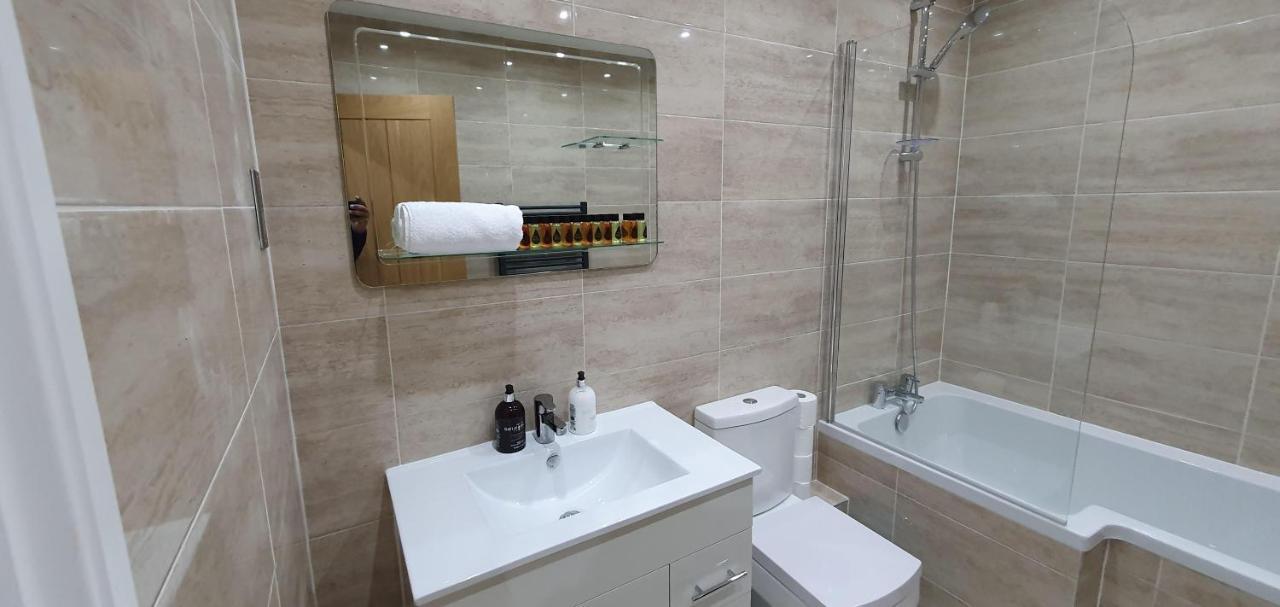 Garland Modern Spacious Apartment, Brentwood 1 ภายนอก รูปภาพ