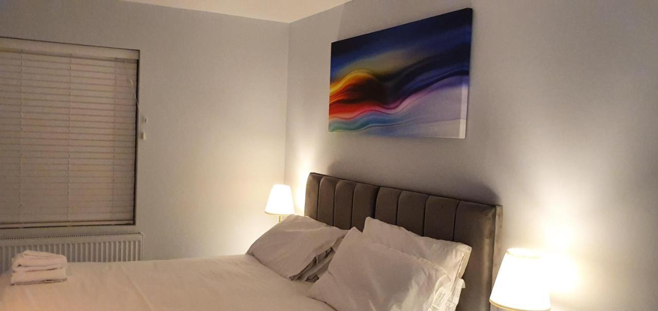 Garland Modern Spacious Apartment, Brentwood 1 ภายนอก รูปภาพ