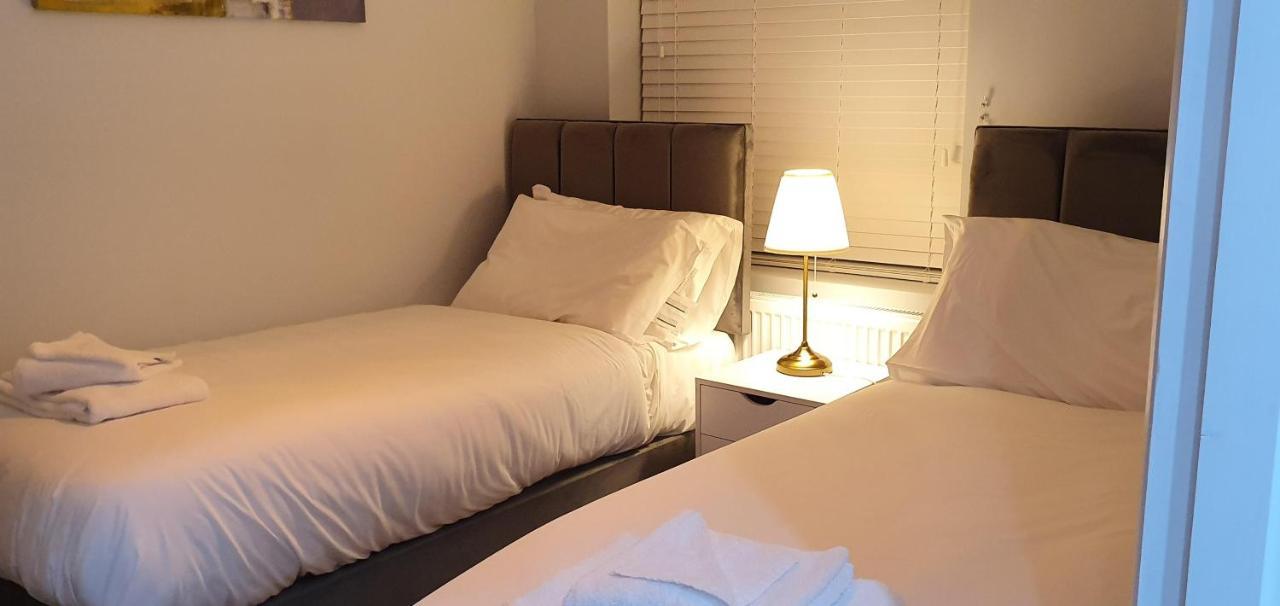 Garland Modern Spacious Apartment, Brentwood 1 ภายนอก รูปภาพ