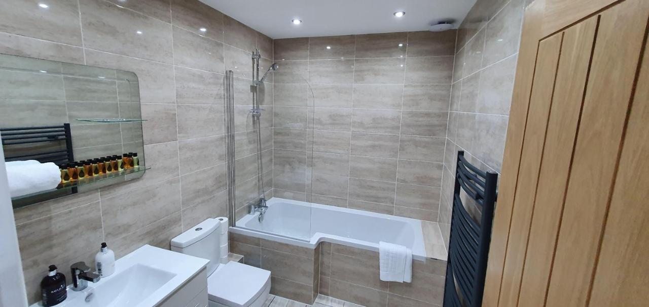 Garland Modern Spacious Apartment, Brentwood 1 ภายนอก รูปภาพ